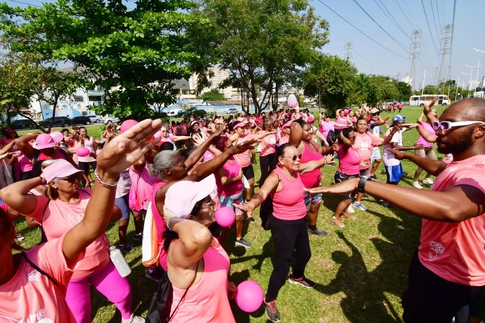 Caminhada reúne 300 mulheres em Nova Iguaçu e reforça a importância da prevenção ao câncer de mama