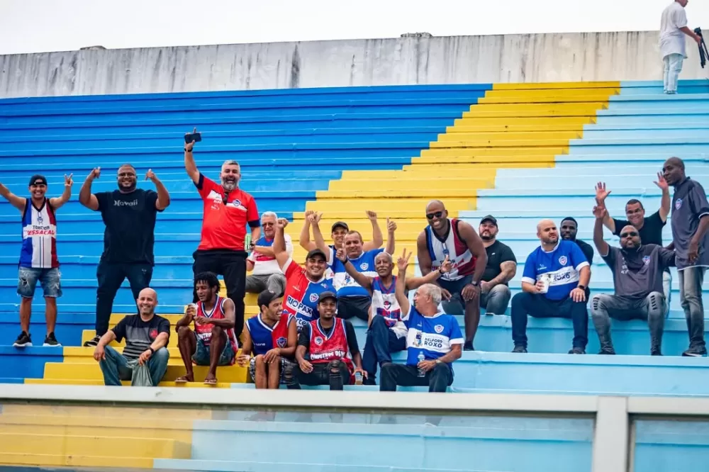 A pequena torcida do Belford Roxo, antes da invasão - Foto: Divulgação