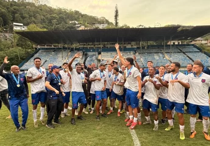 Atletas e comissão técnica do Bonsucesso recebem a premiação da Taça Corcovado - Foto: Agência FERJ