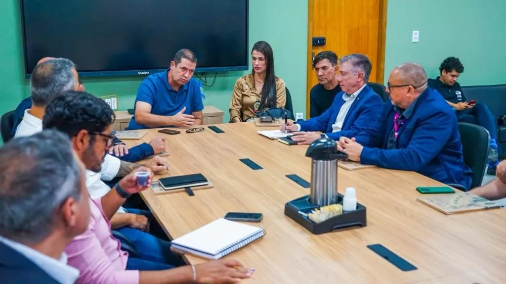 O encontro aconteceu no gabinete do prefeito Léo Vieira com representantes das principais operadoras de internet no município / Foto: Gilberto Rocha