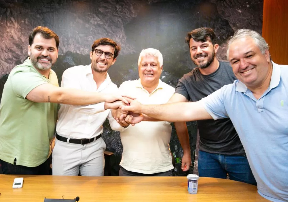 Da esq. para a dir.: Luiz Cláudio (Mangaratiba); Haroldo Jesus (interino, Itaguaí); Claudio Ferreti (Angra dos Reis); Babton Biondi (Rio Claro) e o secretário de Turismo de Paraty, Eduardo Calegário Mello: protocolo de intenções para a criação de um Consó