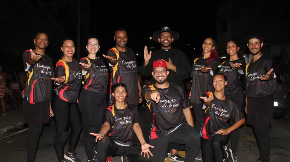 Legenda: Marcus, de boné vermelho, ao lado de seus bailarinos. Foto: Daniel Thompson.