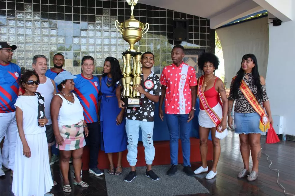 Bloco carnavalesco Renascer de Vaz Lobo, que desfilou pelo Grupo I, na Intendente Magalhães, conquistou o primeiro lugar Foto: Reprodução