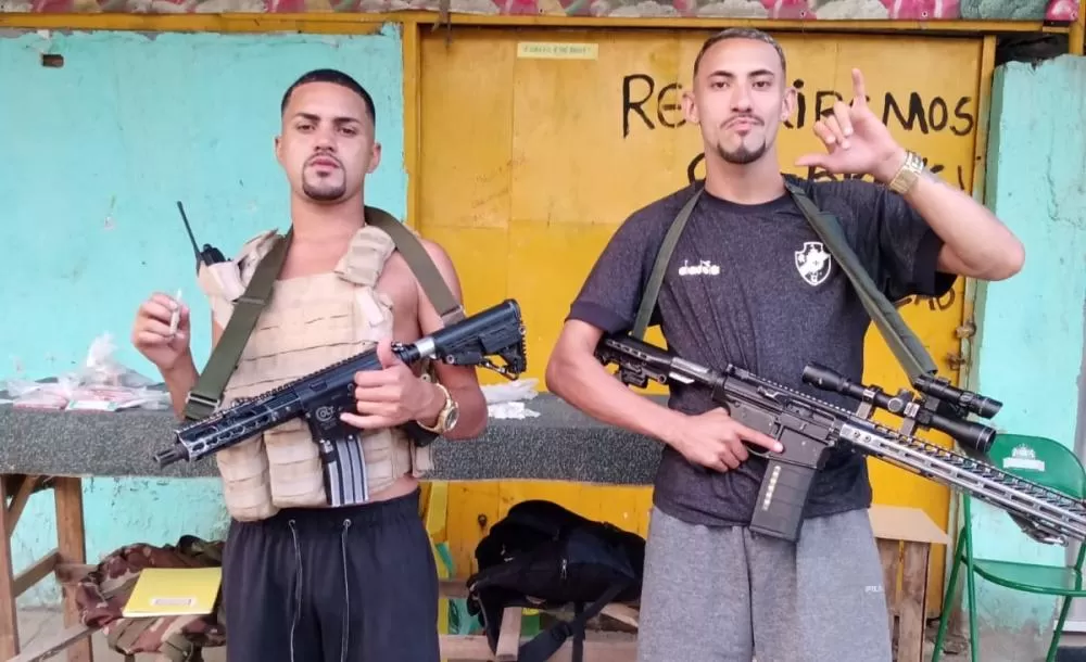 O Tony Kross é o da direita de camisa preta. Foto: Reprodução / PMERJ