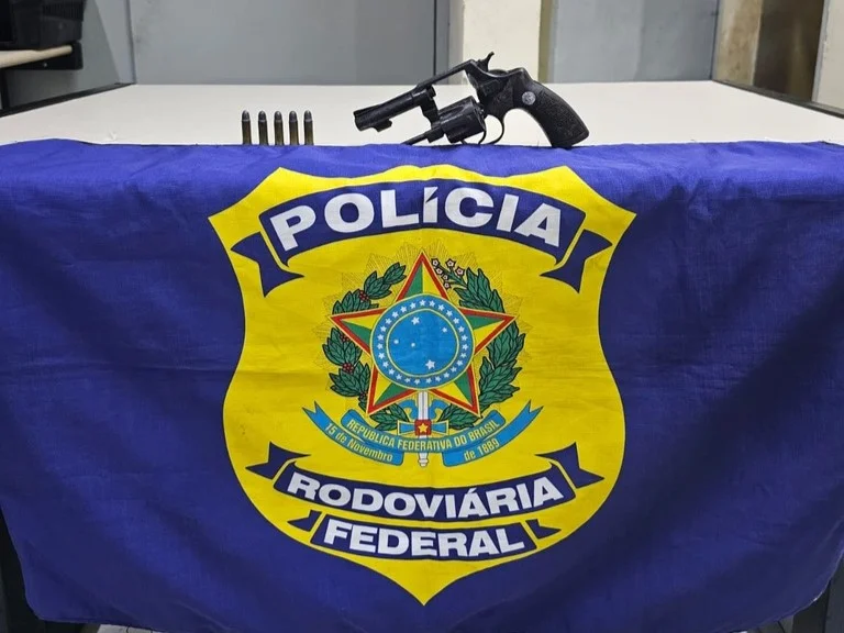 PRF prende suspeitos de tentativa de assalto e impede roubo de moto em Duque de Caxias