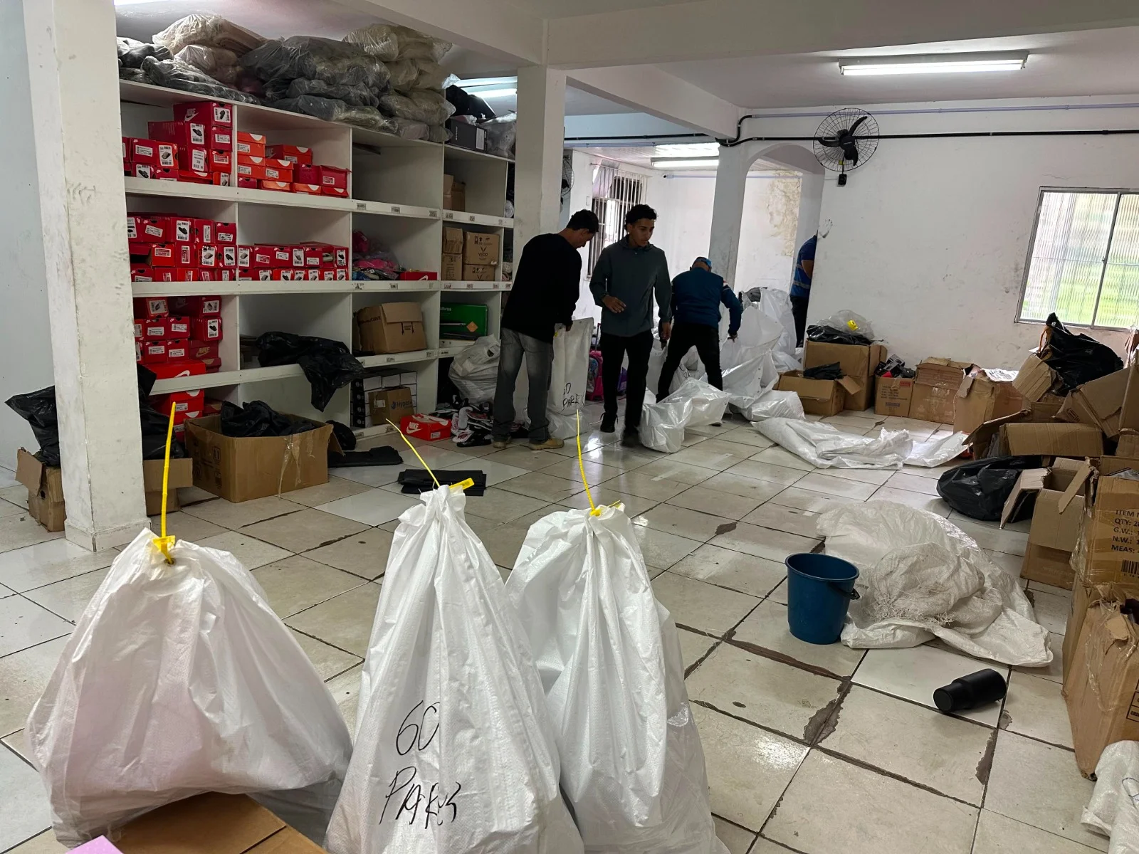 Operação apreende quase 4 mil produtos falsificados em loja de Duque de Caxias
