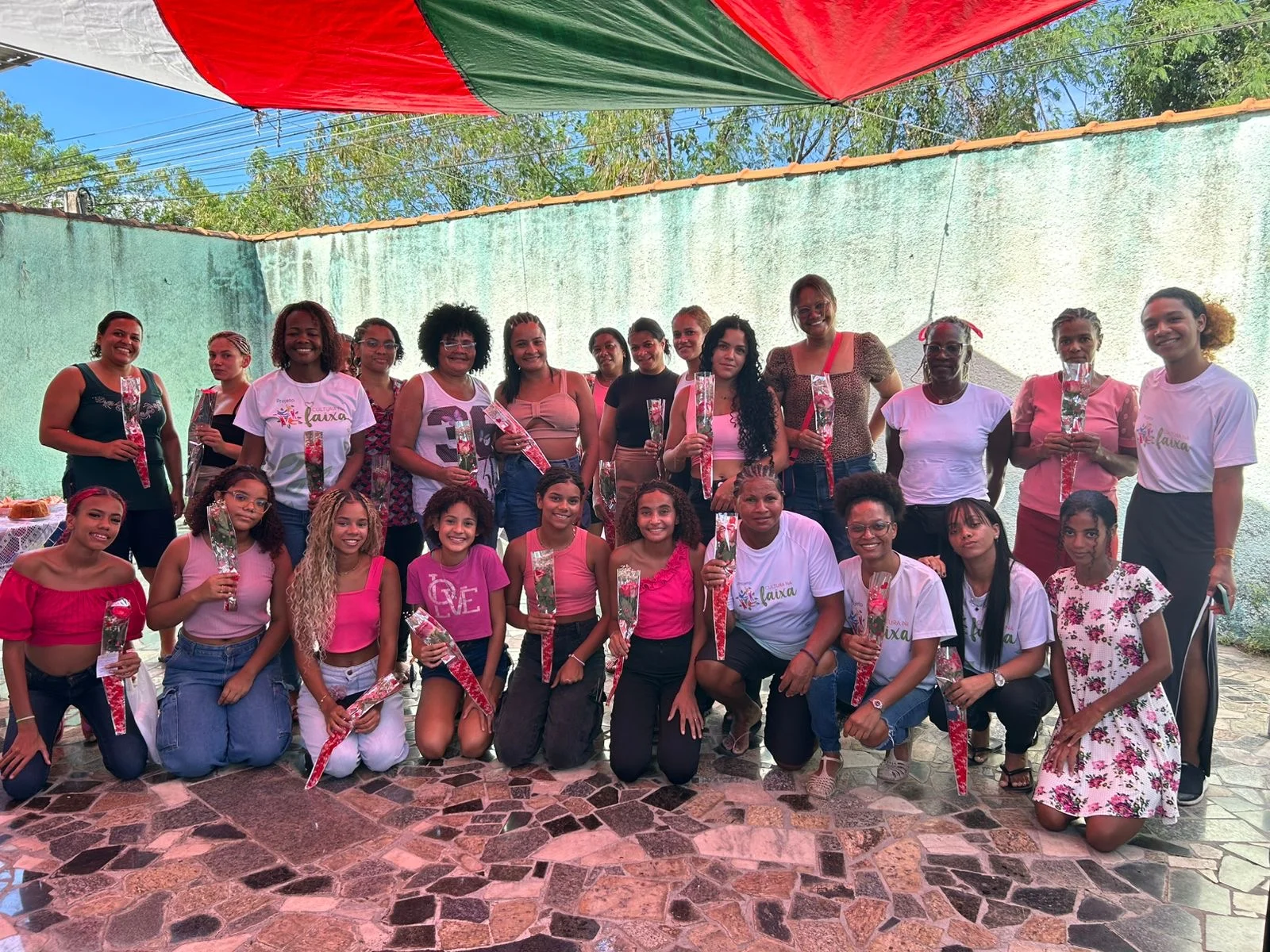 Projeto Cultura na Faixa promove aula aberta de trança afro em homenagem ao Dia das Mães em Nova Iguaçu