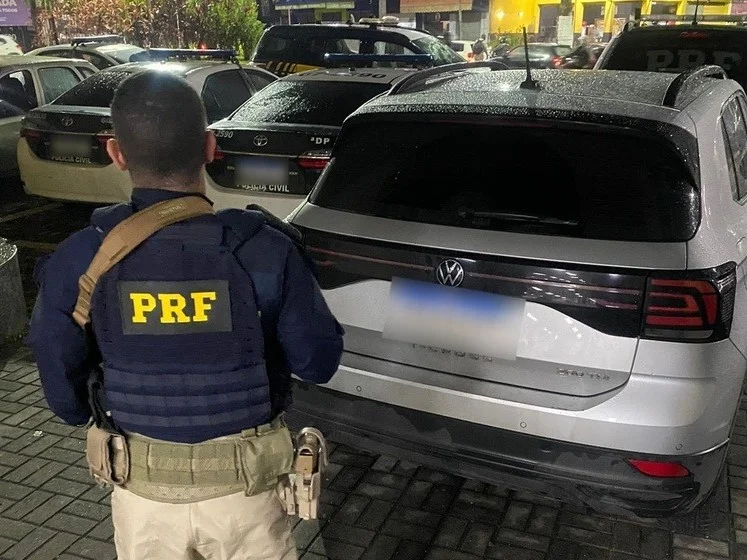 PRF recupera carro roubado na BR-040 e prende motorista em Duque de Caxias