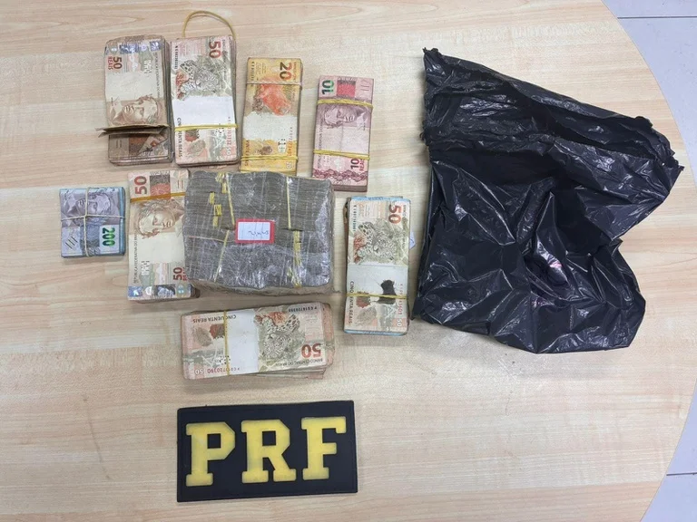 PRF encontra R$ 96 mil em espécie dentro de veículo na BR-116, na Baixada Fluminense