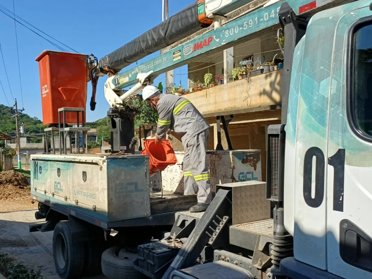 Prefeitura reforça iluminação pública e atende moradores do bairro Lagoa do Sapo, em Japeri