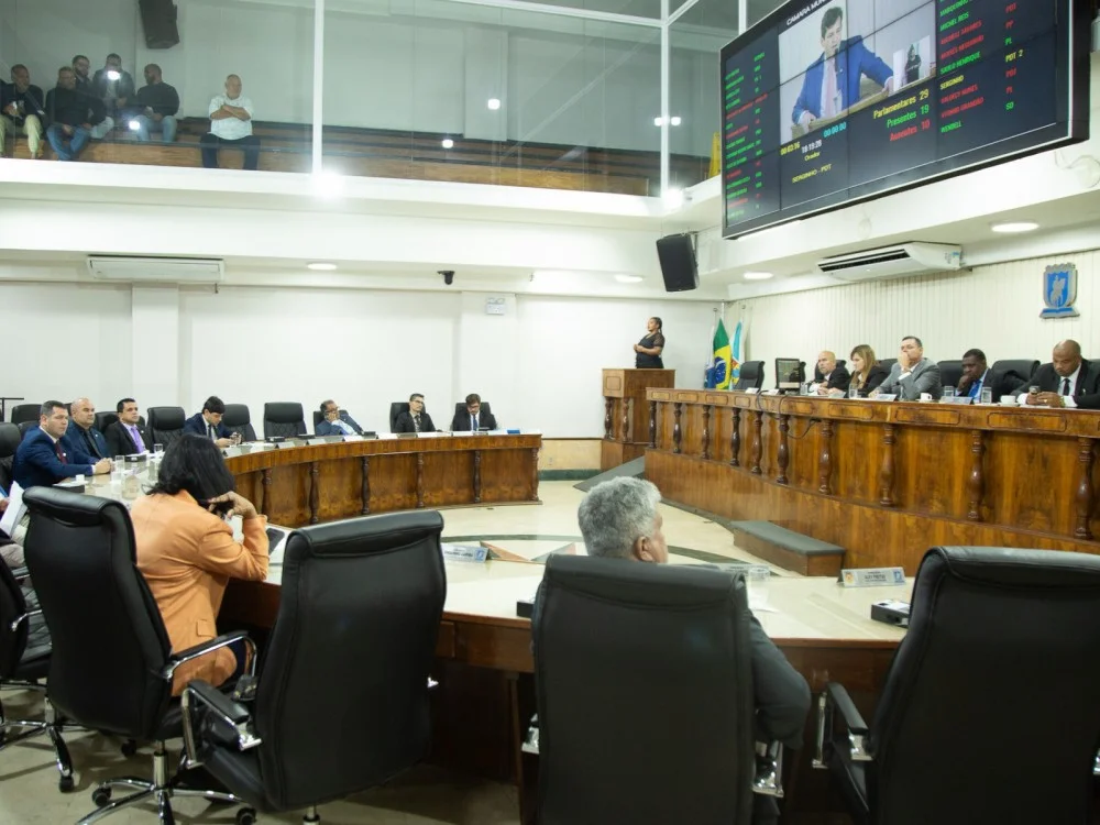 Câmara de Duque de Caxias debate cobrança de esgoto e reajuste para servidores durante sessão plenária