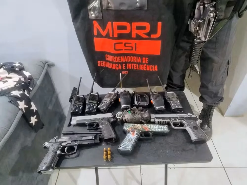 Operação do MPRJ prende quatro PMs acusados de vender arma apreendida em Belford Roxo