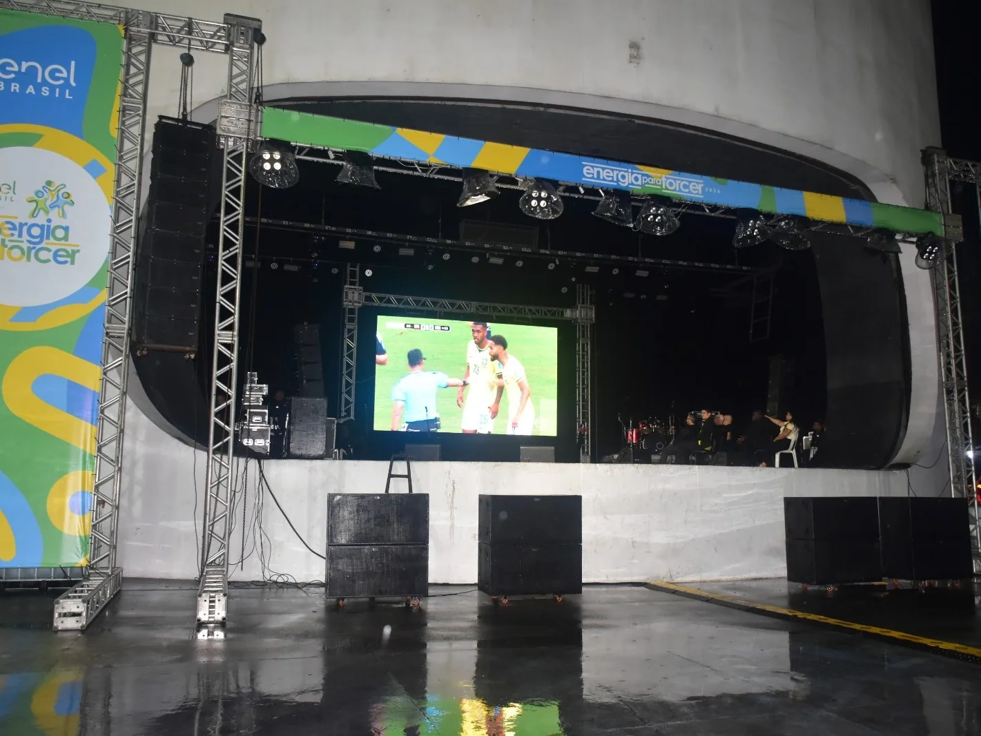 Duque de Caxias reúne torcedores em fan fest com telão e show de Buchecha