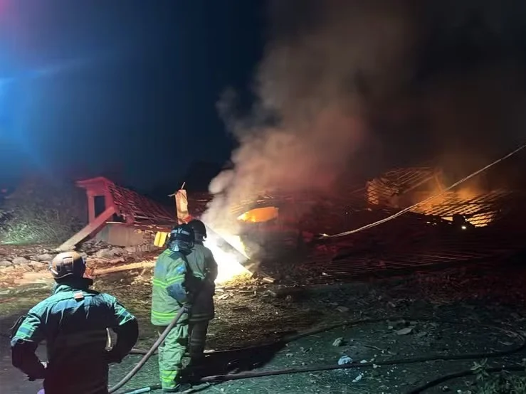 Incêndio seguido de explosões atinge casa de armazenava fogos de artificios em Nova Iguaçu