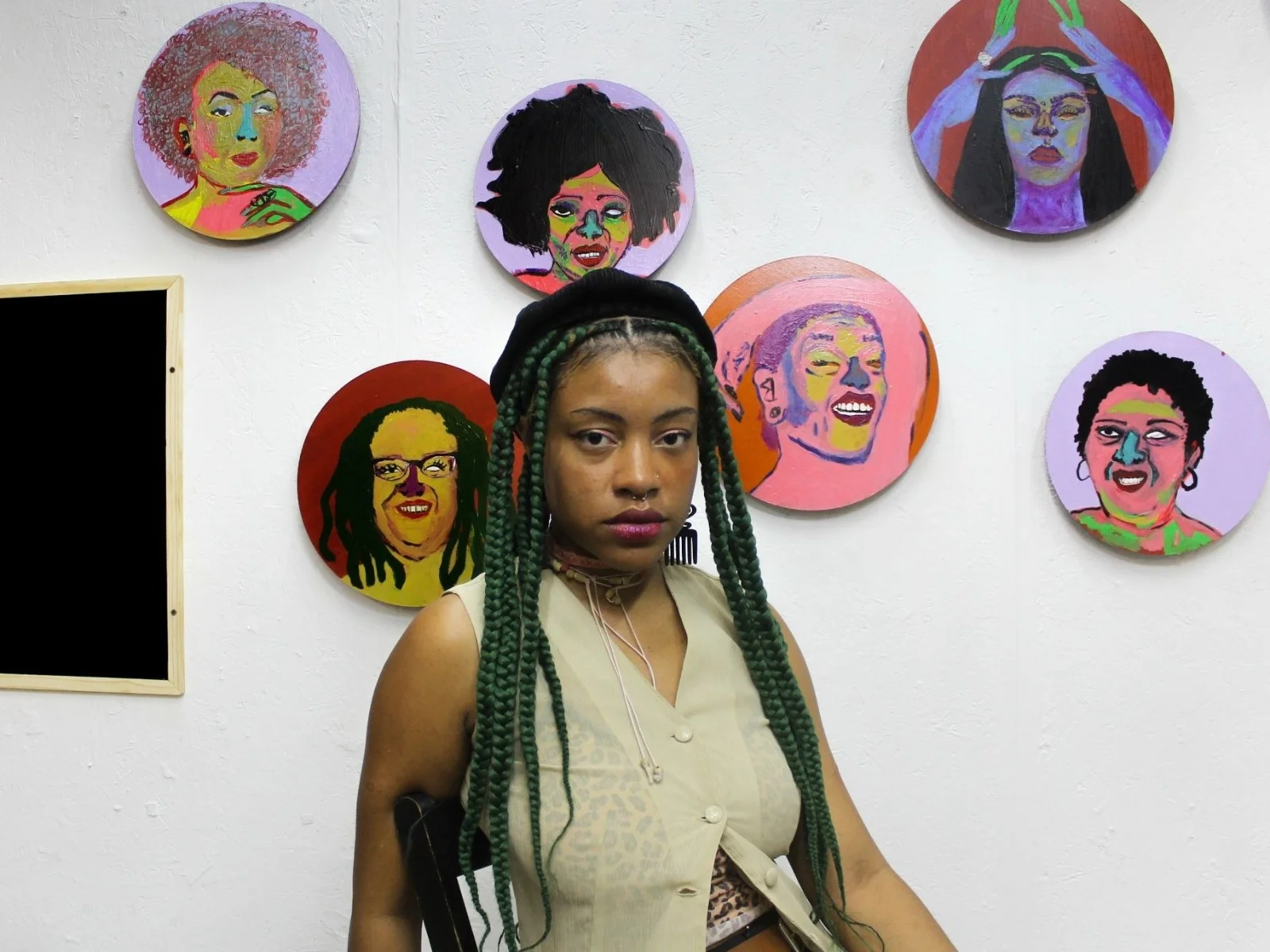 Artista de Nova Iguaçu estreia exposição na Fábrica Bhering com obras sobre moda, identidade e protagonismo negro