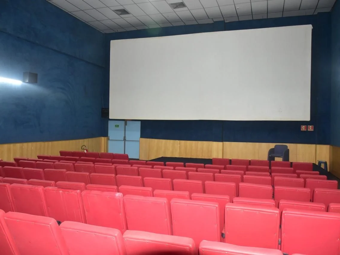 Duque de Caxias reabre cinema fechado há 11 anos com sessões gratuitas para estudantes