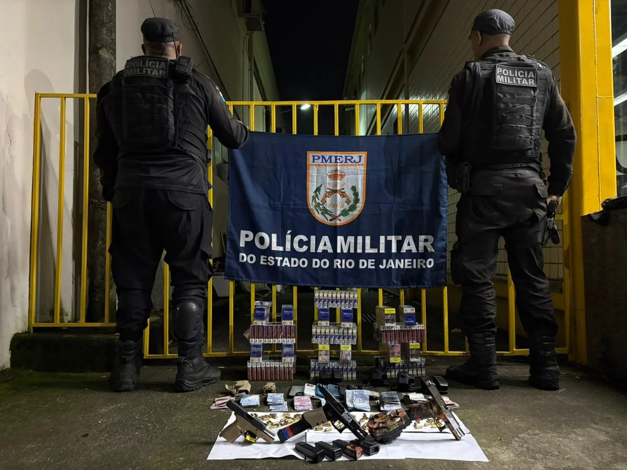 Operação da PM prende seis suspeitos e apreende armas na comunidade Sem Terra, em Itaguaí