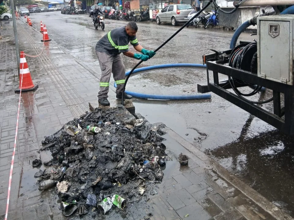 Prefeitura de Japeri realiza limpeza de bueiros e reforça prevenção contra alagamentos em Engenheiro Pedreira