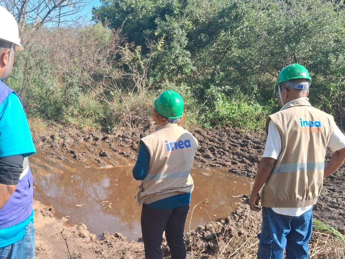 Inea autua empresa após vazamento de chorume atingir córregos e área de proteção ambiental em Seropédica