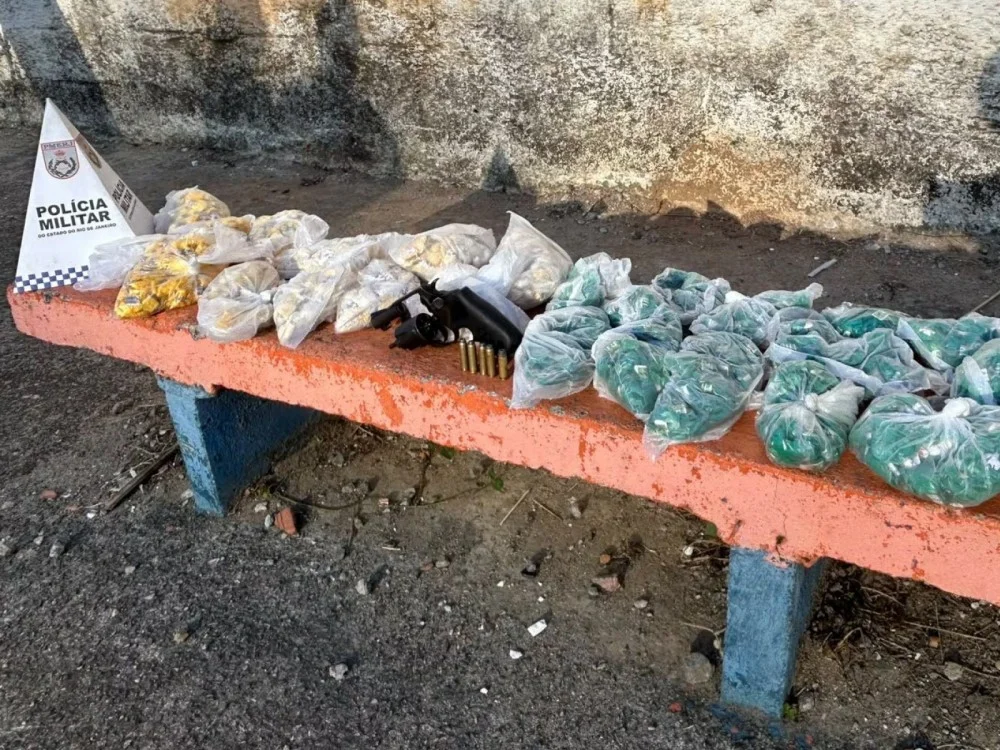 Polícia Militar prende homem com revólver e mais de 2,4 mil papelotes de cocaína em Nova Iguaçu