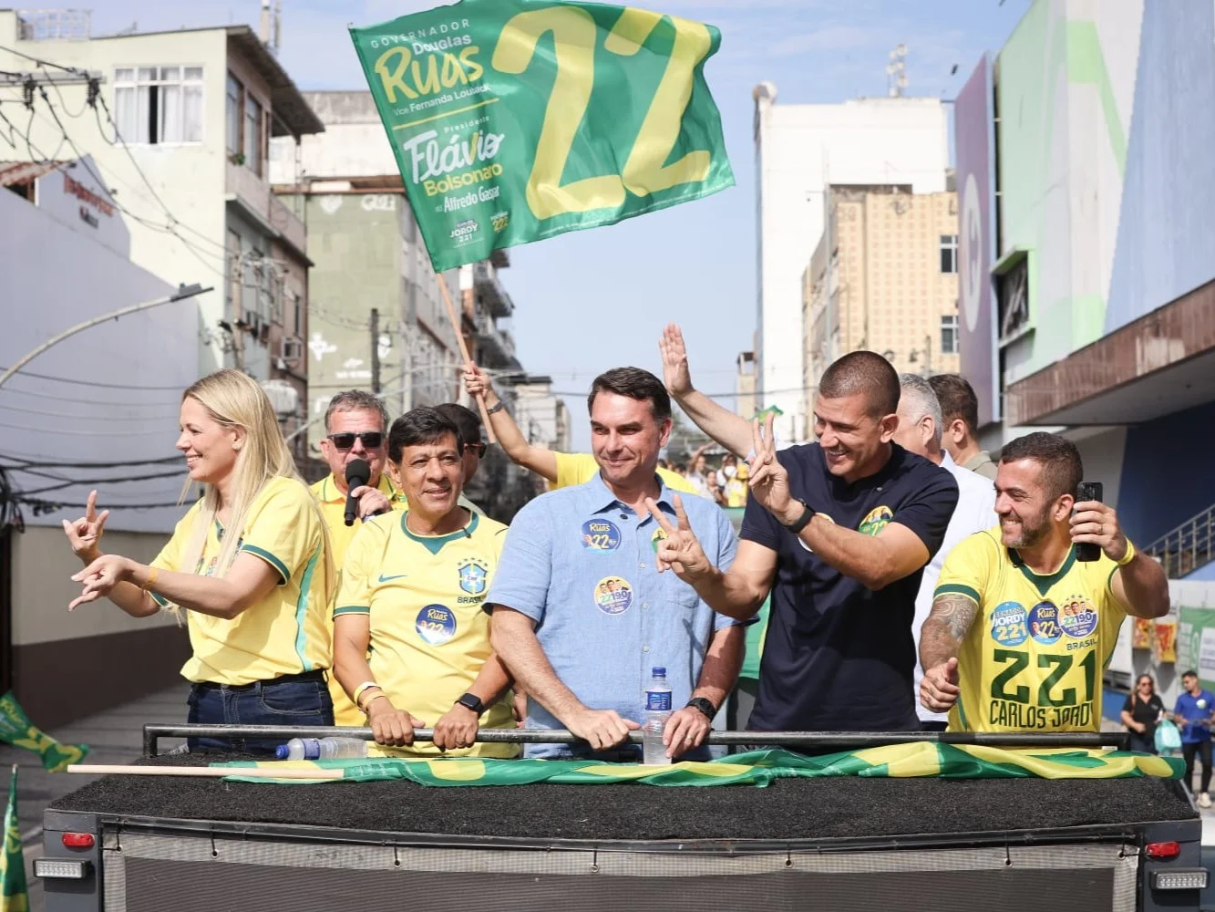 Flávio Bolsonaro participa de carreata com candidatos do PL em Duque de Caxias