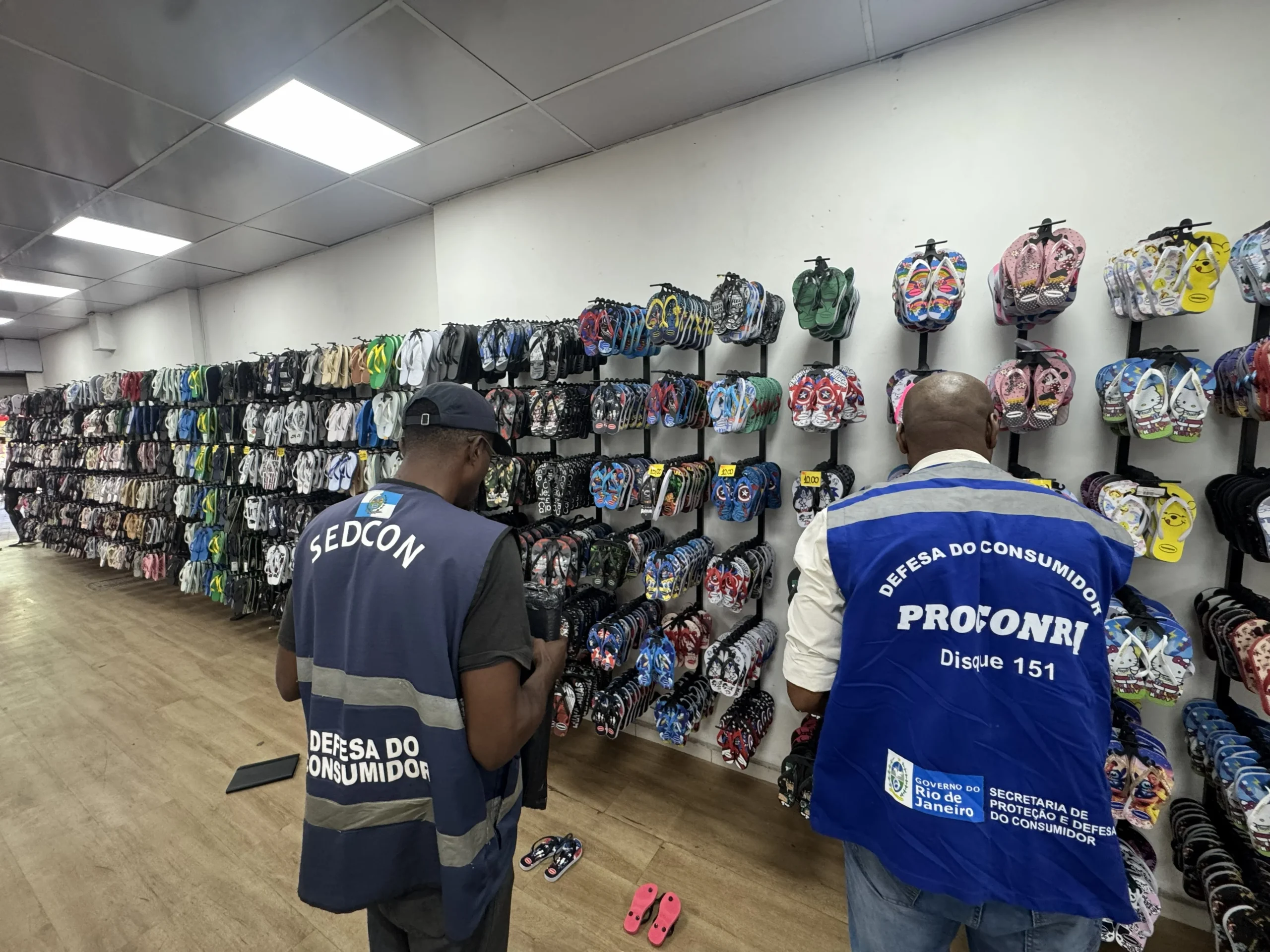 Operação apreende 3,6 mil pares de chinelos falsificados em Duque de Caxias e Magé