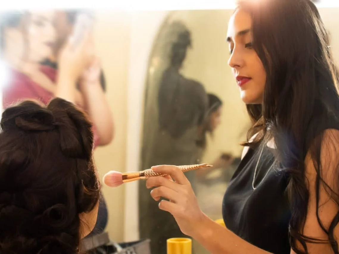 Candidata a Miss Golden Brasil 2026 pelo Rio, moradora de Mesquita leva projeto de automaquiagem a mulheres com câncer