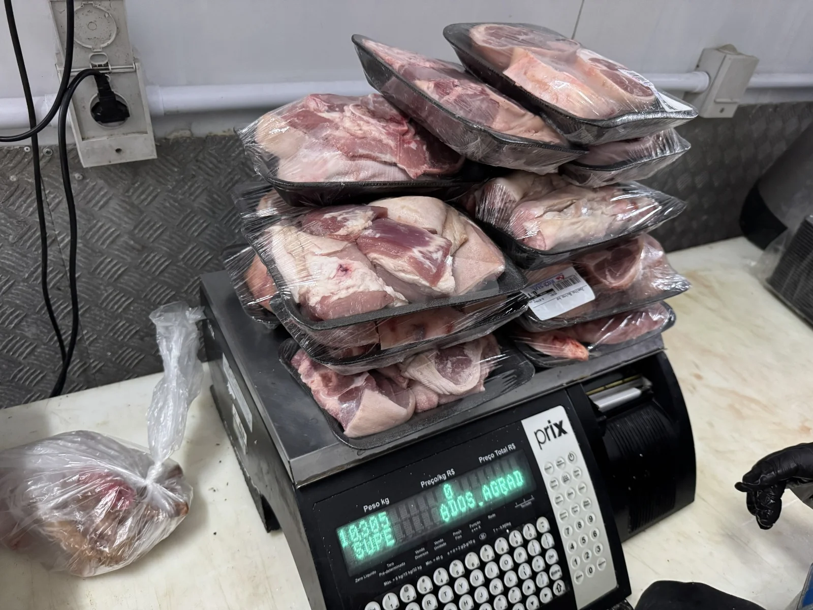 Fiscalização apreende quase uma tonelada de alimentos impróprios para consumo em supermercado de Duque de Caxias