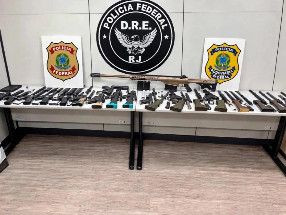 PF e PRF apreendem 11 fuzis e uma submetralhadora na Dutra, em Seropédica