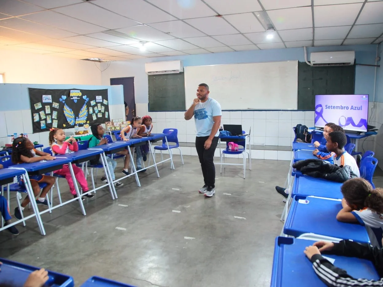Projeto de Libras amplia comunicação e inclusão entre alunos de escola municipal em Nova Iguaçu