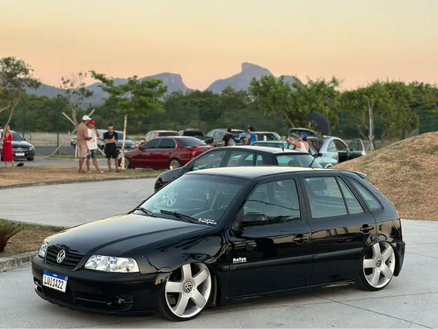 Encontro reúne carros rebaixados, modificados e clássicos no Shopping Nova Iguaçu