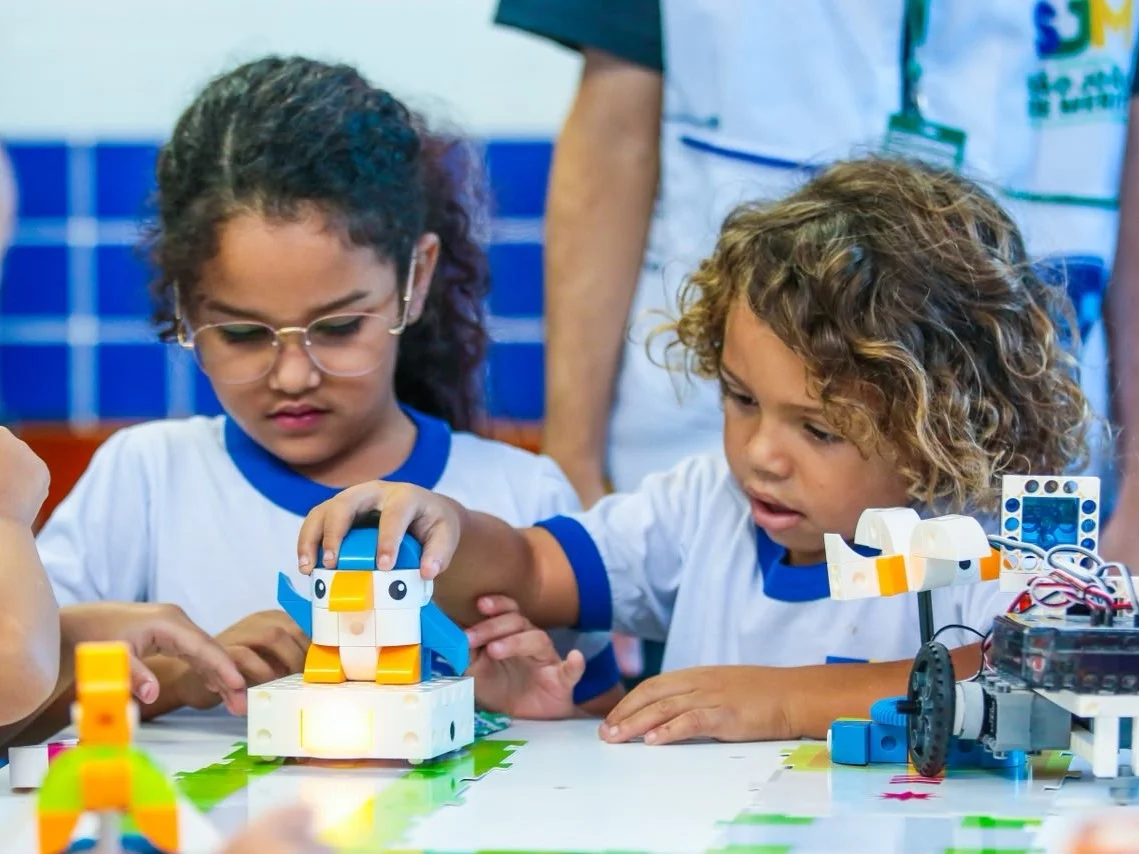 Alunos de São João de Meriti participam de oficina de robótica com peças de brinquedos
