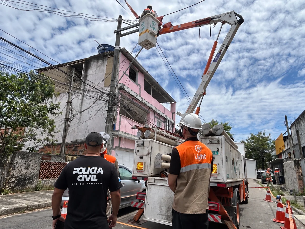 Light mobiliza 400 profissionais em operação contra furto de energia em Duque de Caxias
