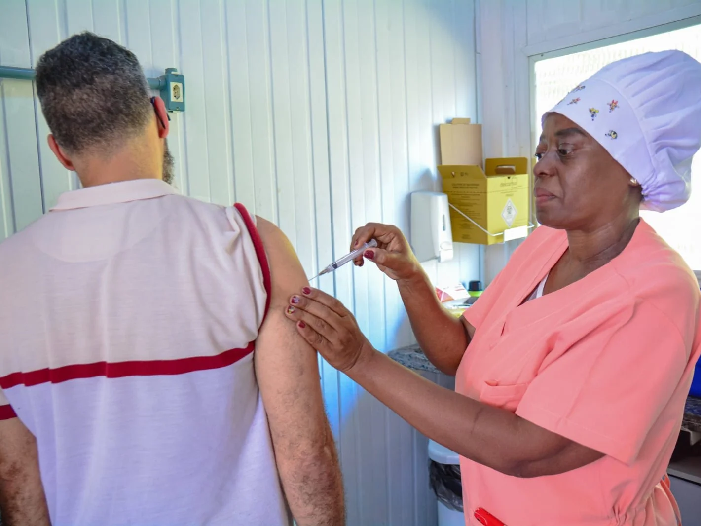 Campanha de vacinação contra a meningite visa imunizar jovens de até 24 anos em quatro municípios do RJ